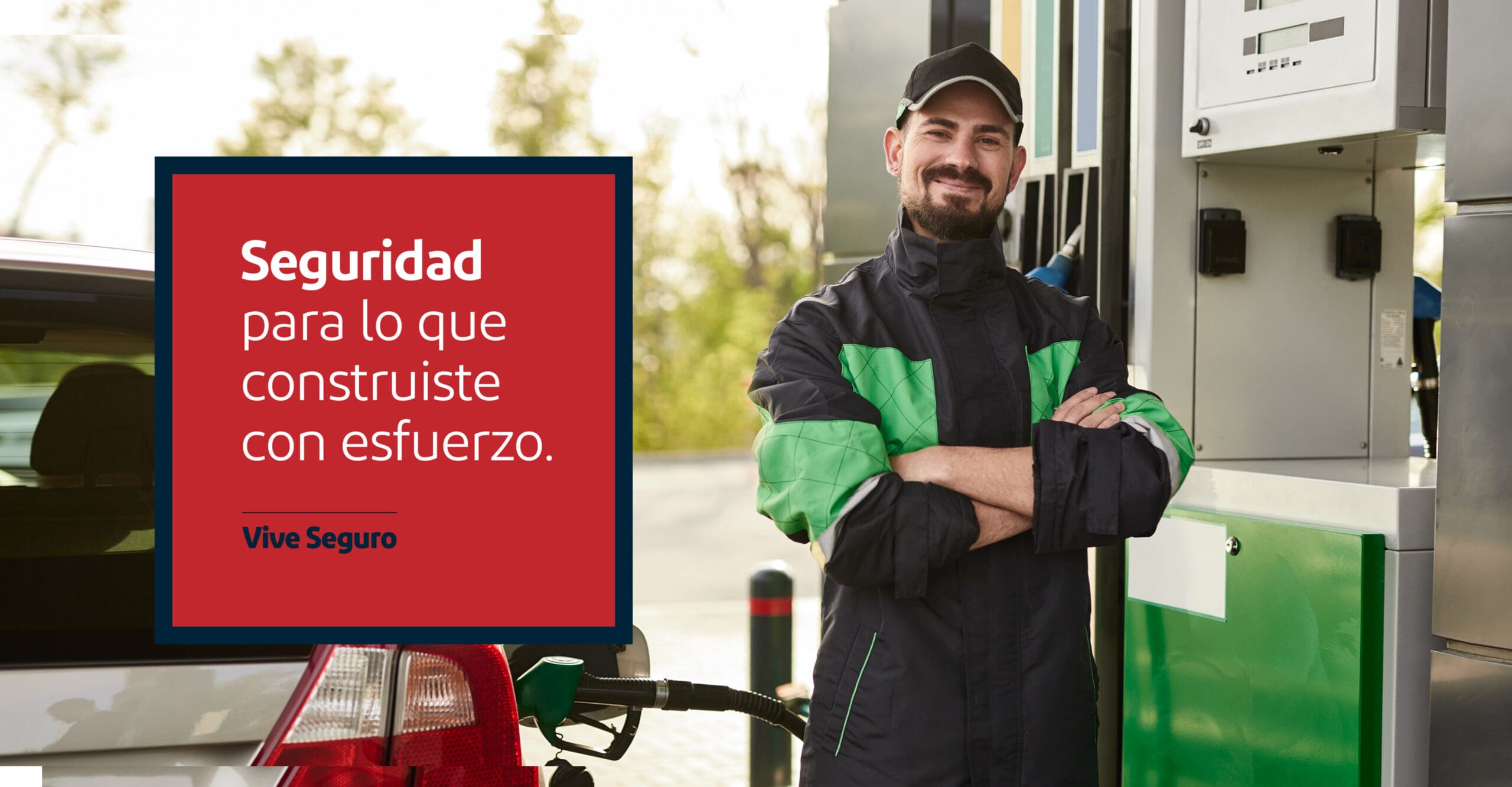 Dueño de puesto de gasolina, echando gasolina con mensaje que lee 'Seguridad para lo que construiste con esfuerzo'.